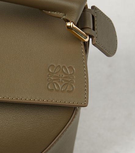 Puzzle Edge Small leather top-handle bag - Loewe - Modalova
