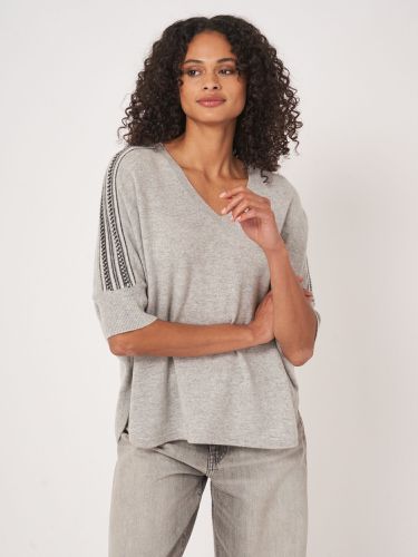 Cashmere poncho sweater with V-neck and intarsia shoulder detail - REPEAT cashmere - Modalova