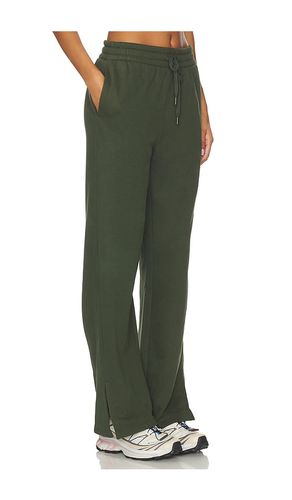 Luxe Fleece Slit Wide Leg Pant in . Size S. Also in L - Beyond Yoga - Modalova