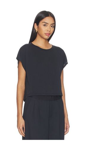 Studio Luxe Cropped Tee in . Size L. Also in M, S - Beyond Yoga - Modalova