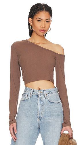 Angled off the shoulder top en color marrón talla L en - Brown. Talla L (también en M, S, XL, XS) - Bobi - Modalova