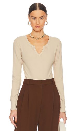 Split v neck crop top en color bronce talla L en - Tan. Talla L (también en M, S, XL, XS) - Bobi - Modalova