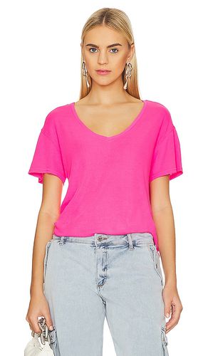 V neck tee in color pink size S in - Pink. Size S (also in XS) - Chaser - Modalova