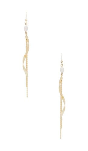 OHRRINGE TWISTED GOLD FRESHWATER PEARL DANGLE in - Ettika - Modalova