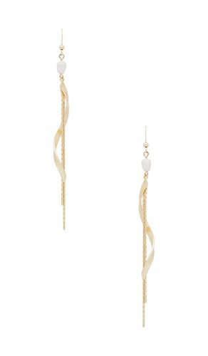 Twisted Gold Freshwater Pearl Dangle Earrings in - Ettika - Modalova