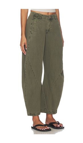 Spotlight Washed Trouser in . Size 0. Also in 12, 6 - Free People - Modalova