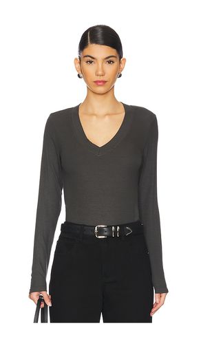 Surina Deep V-neck Long Sleeve Tee in . Taglia M, S, XS, XXL - LA Made - Modalova