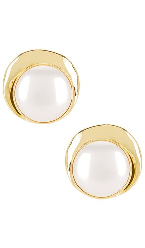 SHASHI Bhodi Pearl Stud in Ivory - SHASHI - Modalova