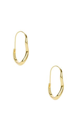 Mia Wave Hoop in - SHASHI - Modalova