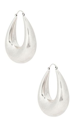 Julia Silver Hoop Earring in - SHASHI - Modalova