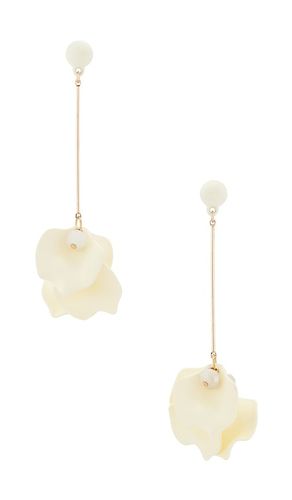 SHASHI Petunia Earring in White - SHASHI - Modalova