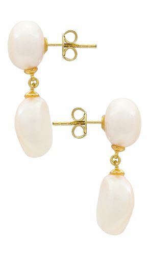 Pearl Drop Earring in - SHASHI - Modalova