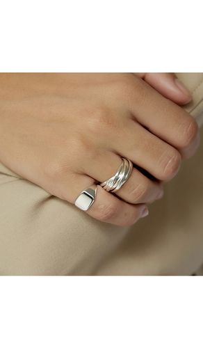 Super Vera Ring in . Taglia 6. Also in 5 - SHASHI - Modalova