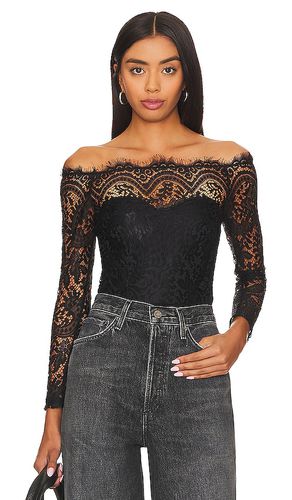 Rivka Off Shoulder Bodysuit in . Taglia L, S, XL, XS, XXS - superdown - Modalova