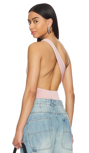 Sammy Strap Back Bodysuit in . Size M, S, XS - superdown - Modalova