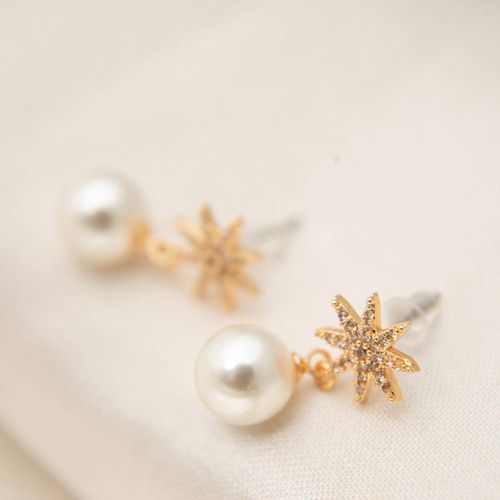 Gold/White Star Pearl Drop Earrings - Elika - Modalova
