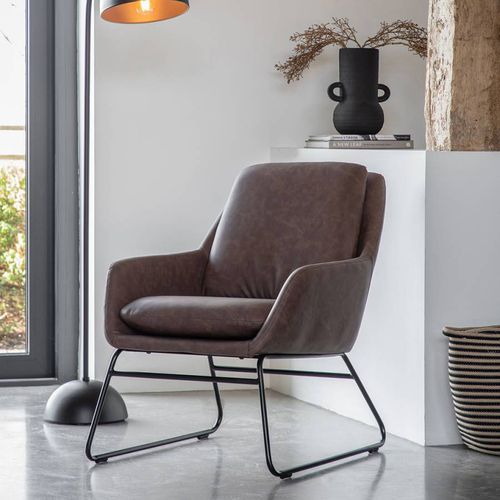 Manton Chair Brown - Gallery Living - Modalova