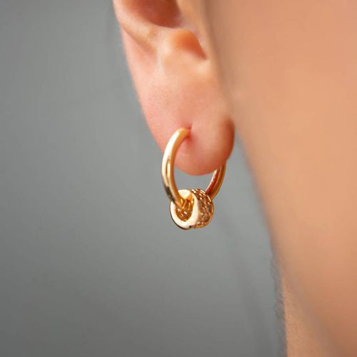 Gold Huggie Earrings - Elika - Modalova