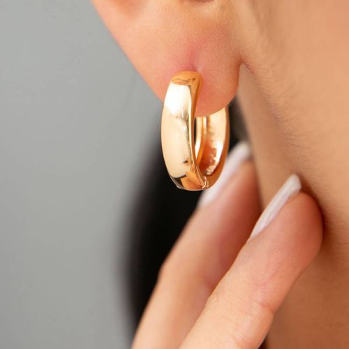 Gold Huggie Earringss - Elika - Modalova