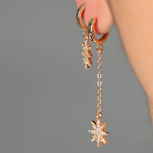 Gold Star Drop Earrings - Elika - Modalova