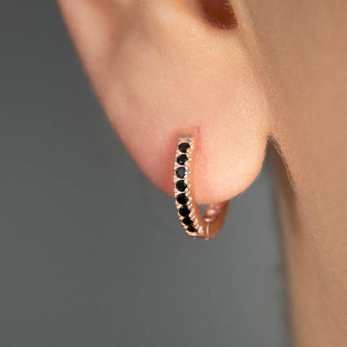 Black & Rose Huggie Earrings - Elika - Modalova