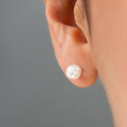 Silver Pearl Stud Earrings - Elika - Modalova