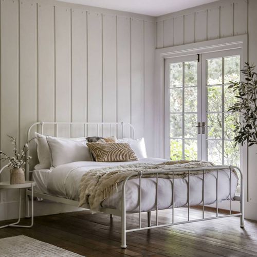 Astley King Bedstead Ivory - Gallery Living - Modalova