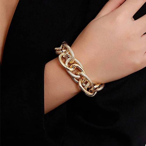 K Gold Chunky Textured Bracelet - Liv Oliver - Modalova
