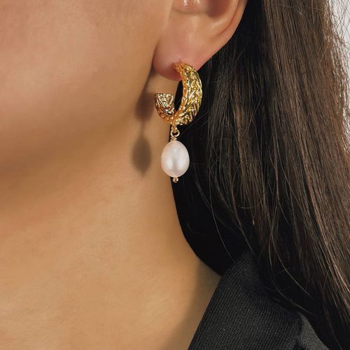 Gold Gloria Earrings - Sound Of Pearls London - Modalova