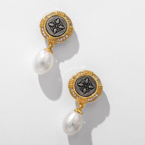 Gold Sunlight Shield Earrings - Sound Of Pearls London - Modalova