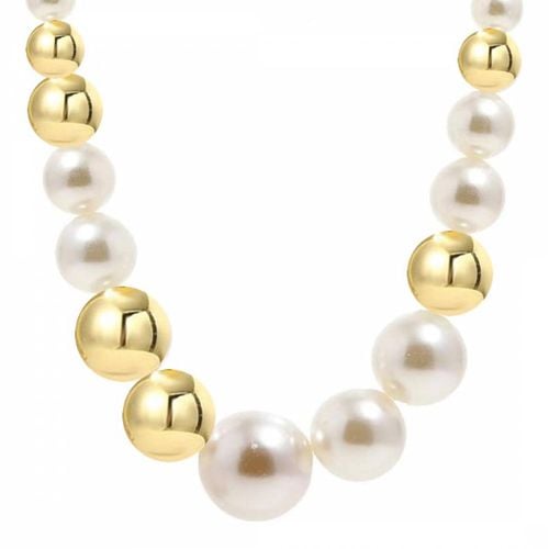 K Polished Gold And Pearl Necklace - Chloe Collection by Liv Oliver - Modalova