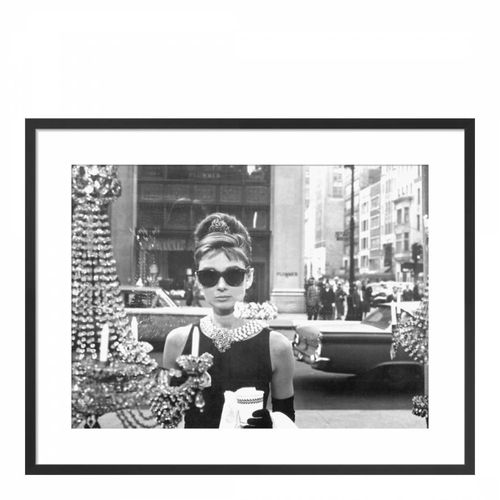 Audrey Hepburn Breakfast at Tiffany's 62x80cm Framed Print (1961) - Vogue - Modalova