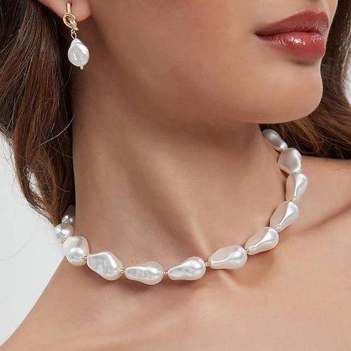 K White Baroque Modern Bold Necklace - Chloe Collection by Liv Oliver - Modalova