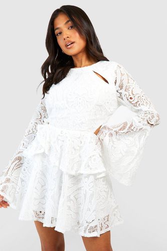 Womens Petite Premium Lace Flare Sleeve Mini Dress - - 12 - boohoo - Modalova