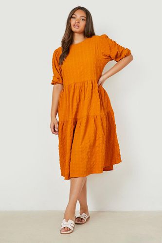 Womens Plus Textured Puff Sleeve Tiered Smock Dress - - 26 - boohoo - Modalova