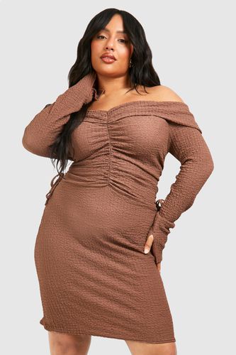 Womens Plus Textured Off Shoulder Ruched Bodycon Dress - - 26 - boohoo - Modalova