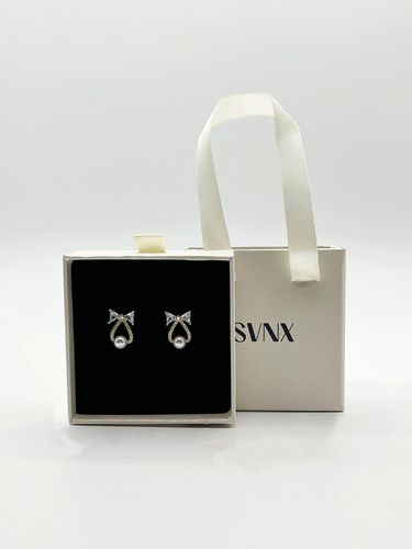 Womens Studded Bow Earrings with Hanging Pearl in Gold - - One Size - SVNX - Modalova