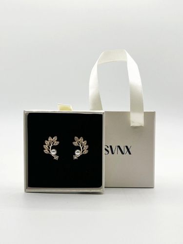 Womens Pearl Leaf Stud Earring in Gold - - One Size - SVNX - Modalova