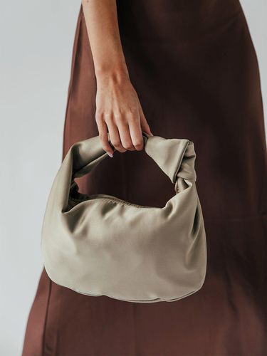 Womens Leah Satin Knot Handle Shoulder Bag in - One Size - SVNX - Modalova