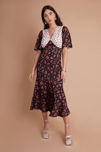 Womens Mix Print Flutter Sleeve Black and Ecru Ditsy Floral Midi Dress - - 6 - NastyGal UK (+IE) - Modalova