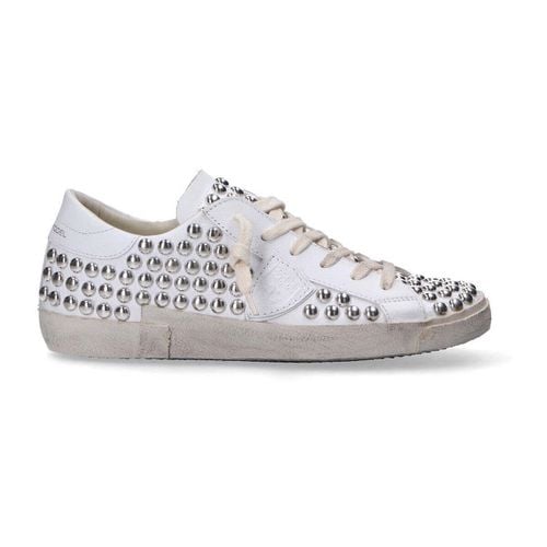 Sneakers basse sneaker Paris bianca con borchie - Philippe Model - Modalova