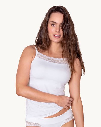 Camiseta multifuncional con buen cubrimiento de pecho ideal para prótesis de mastectomía - Leonisa - Modalova