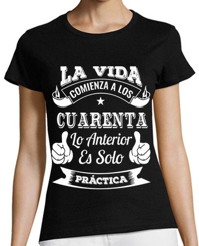 Camiseta mujer 40 AÑOS DE PRÁCTICA - latostadora.com - Modalova