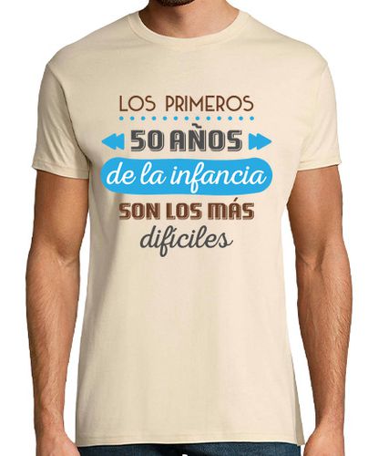 Camiseta Los Primeros 50 Años de la Infancia, 1974, Fondo Claro - latostadora.com - Modalova