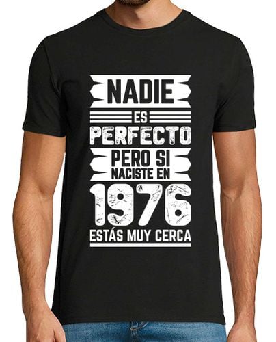 Camiseta Hombre Manga Corta Nadie es Perfecto, Pero si Naciste en 1976 Estás Muy Cerca laTostadora - latostadora.com - Modalova