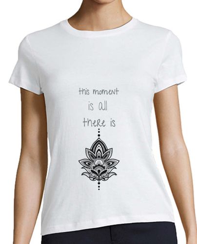 Camiseta mujer Frase profunda inspiradora. This moment is all there is. Perfecta para yoga - latostadora.com - Modalova