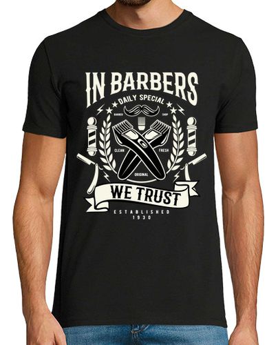 Camiseta In Barbers We Trust - latostadora.com - Modalova