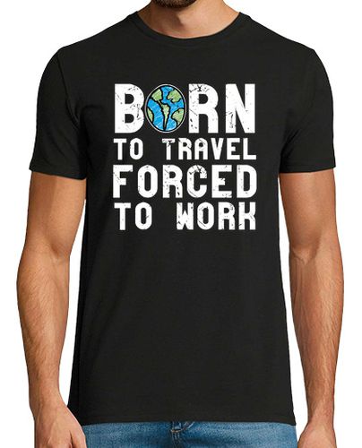 Camiseta Born To Travel Forced To Work - Viajeros Mochileros - latostadora.com - Modalova