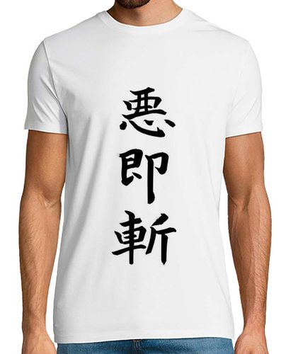 Camiseta Kanjis Aku Soku Zan, El malo debe morir - latostadora.com - Modalova