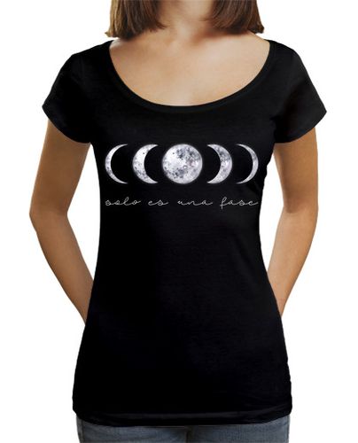Camiseta mujer Camiseta Mujer Fases lunares. Solo es una fase. Cuello ancho Loose Fit, negra - latostadora.com - Modalova